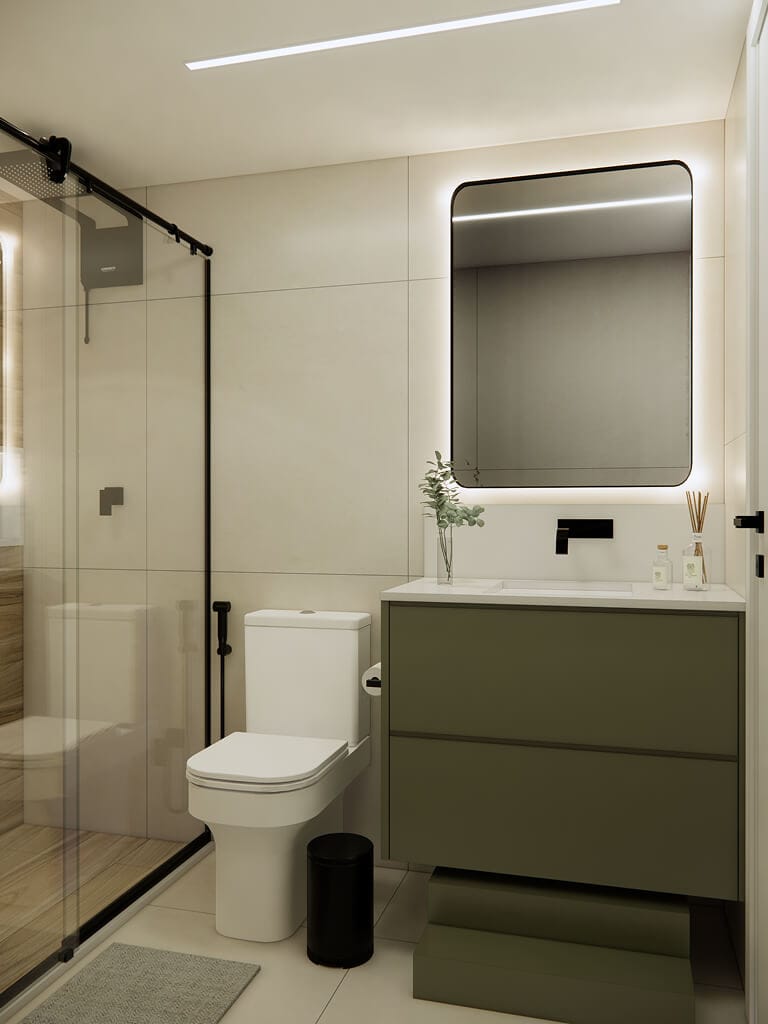 Banheiro moderno com chuveiro com box de vidro, vaso sanitário branco, pia verde-oliva com uma planta, espelho grande com iluminação de fundo e decoração minimalista em parede e piso de azulejo bege.