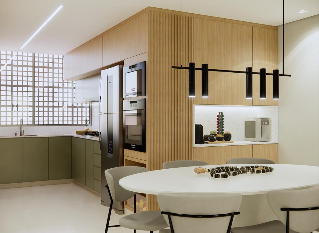 Cozinha e sala de jantar modernas com armários inferiores verde-oliva, armários superiores de madeira clara, eletrodomésticos embutidos, uma mesa de jantar redonda branca com seis cadeiras e iluminação pendente preta contemporânea.