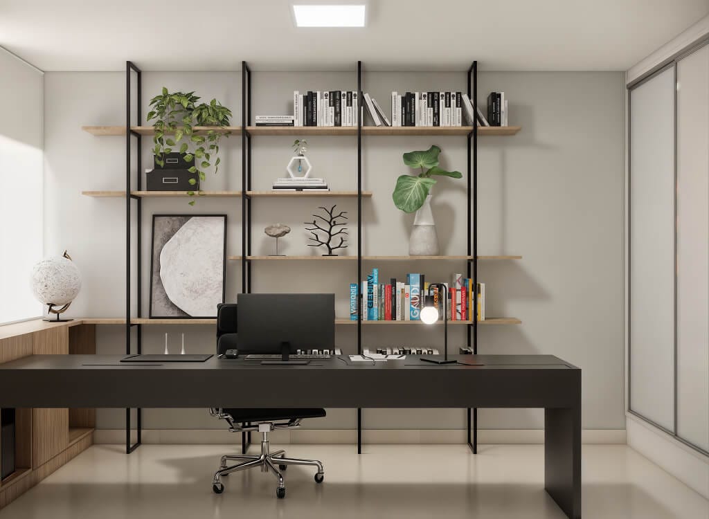 Escritório em casa moderno com mesa preta, cadeira de escritório, monitor de computador e prateleiras organizadas com livros, itens decorativos, uma planta e um globo terrestre. O ambiente tem tons neutros e decoração minimalista.