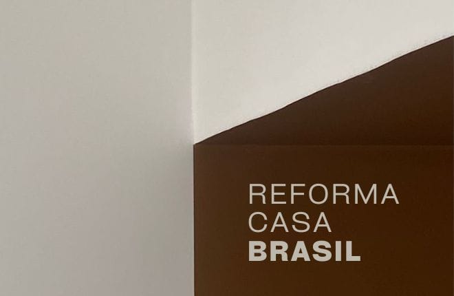Parede minimalista com pintura branca e marrom dividida diagonalmente. O texto no canto inferior direito diz "REFORMA CASA BRASIL" em uma fonte moderna. Linhas limpas e geométricas dominam a imagem.